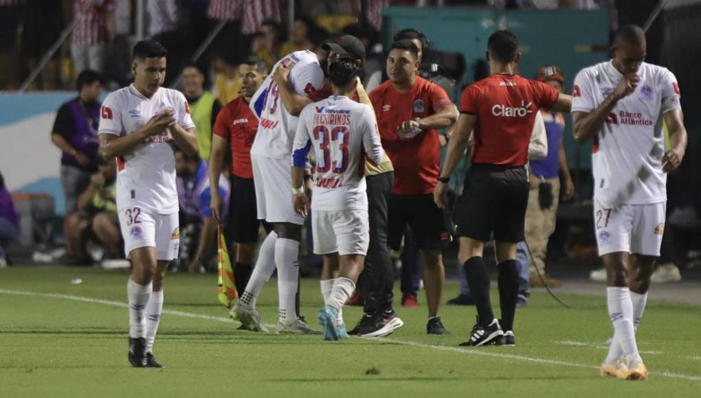 Pedro Troglio felicitando a Yustin Arboleda por su segundo gol en la final de ida.
