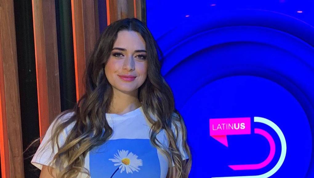 Velázquez de León se consolidó como una de las favoritas en Fox Sports desde sus inicios, como reportera de cancha para los partidos de la Liga MX y luego como presentadora de la Agenda Fox Sports y el programa especial Nunca es tarde, y gracias a sus apariciones comenzó a tomar los reflectores de la cadena televisiva.