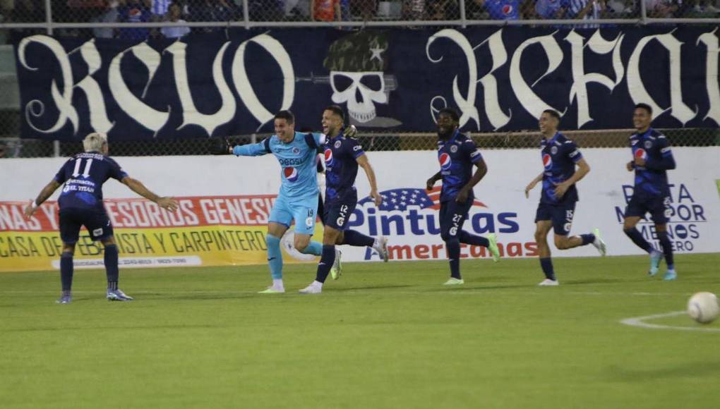 Jonathan Rougier fue el encargado de cobrar la falta que estaba en su propia cancha y aprovechó que Denovan Torres estaba adelantado y pateó sin temor alguno el esférico que cruzó toda la cancha y terminó por colarse en la portería del Génesis.