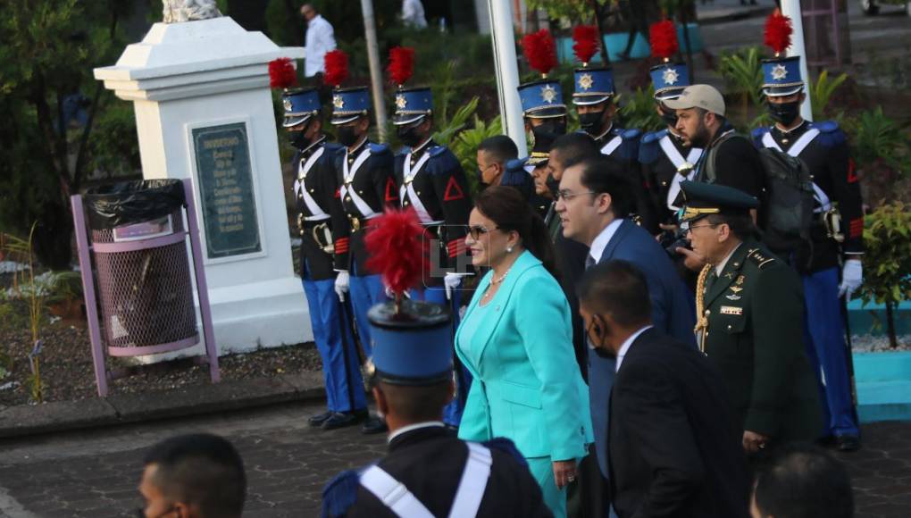 La presidenta a su arribo al parque central de Tegucigalpa. 