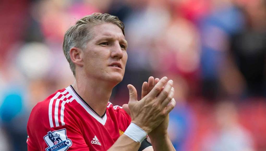 Lo que más irritó de la historia a Gary Neville fue cuando Bastian afirmó: “Supongo que querían deshacerse de mí. En aquel momento, yo seguía siendo súper feliz en el Manchester United, me encantaba llevar la camiseta. Pensaba que a lo mejor era sólo un periodo: ‘Ahora me entrenaré y me mantendré en forma y quizá algún día cambien de opinión’. Mi sueño era volver a pisar siempre Old Trafford”.