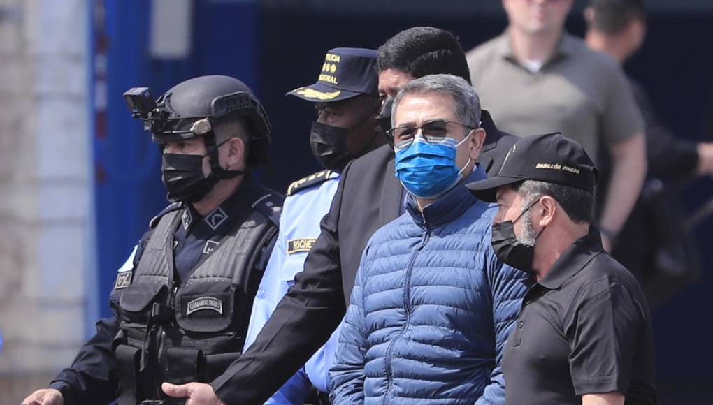 -FOTODELDÍA- HON01. TEGUCIGALPA (HONDURAS), 21/04/2022.- El expresidente hondureño Juan Orlando Hernández es dirigido a la aeronave que lo llevará extraditado a los Estados Unidos hoy, en la base aérea Hernán Acosta de Tegucigalpa (Honduras). EFE/ Gustavo Amador 