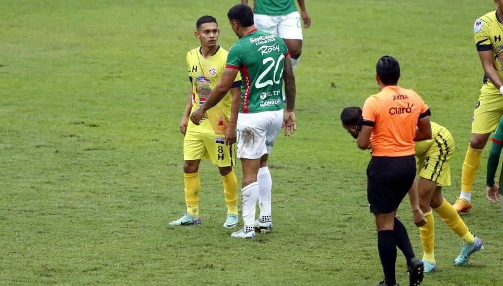 La bronca que protagonizaron el delantero uruguayo Maximiliano Pérez, del Marathón, y el mediocampista del Génesis, Daniel Meléndez.