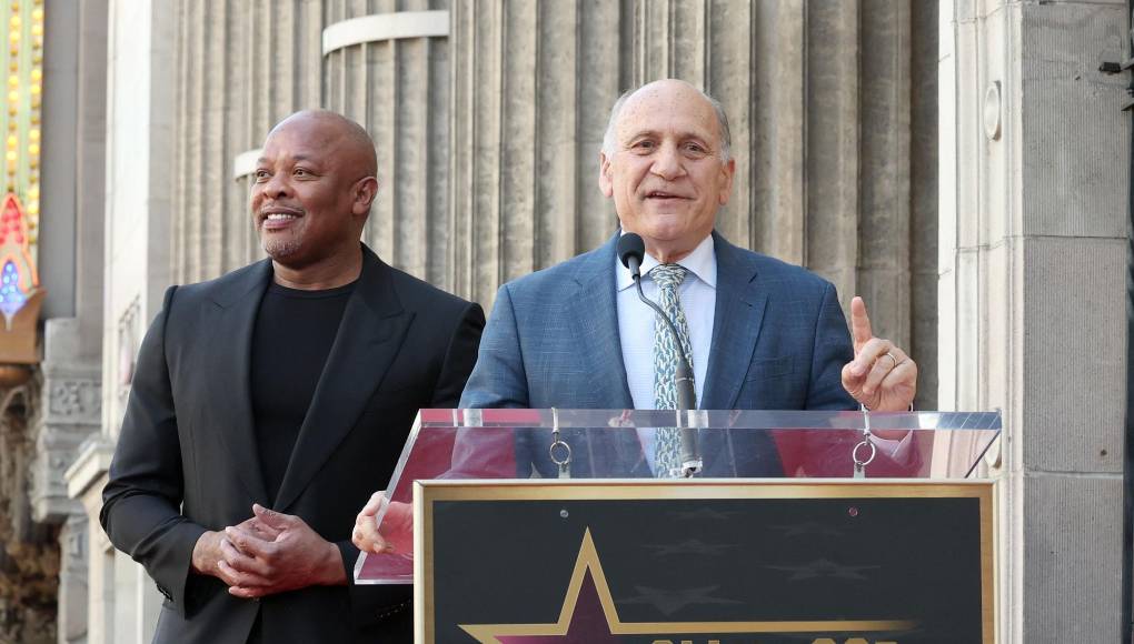 La Cámara de Comercio de Hollywood administra el legendario Paseo de la Fama de Hollywood para la ciudad de Los Ángeles y ha sido sede con orgullo de las ceremonias de estrellas icónicas a nivel mundial durante décadas. Millones de personas de aquí y de todo el mundo han visitado este hito cultural desde 1960. En la foto se ve a Dr. Dre junto a Steven Nissen, Presidente &amp; CEO, de la Cámara de Comercio de Hollywood.