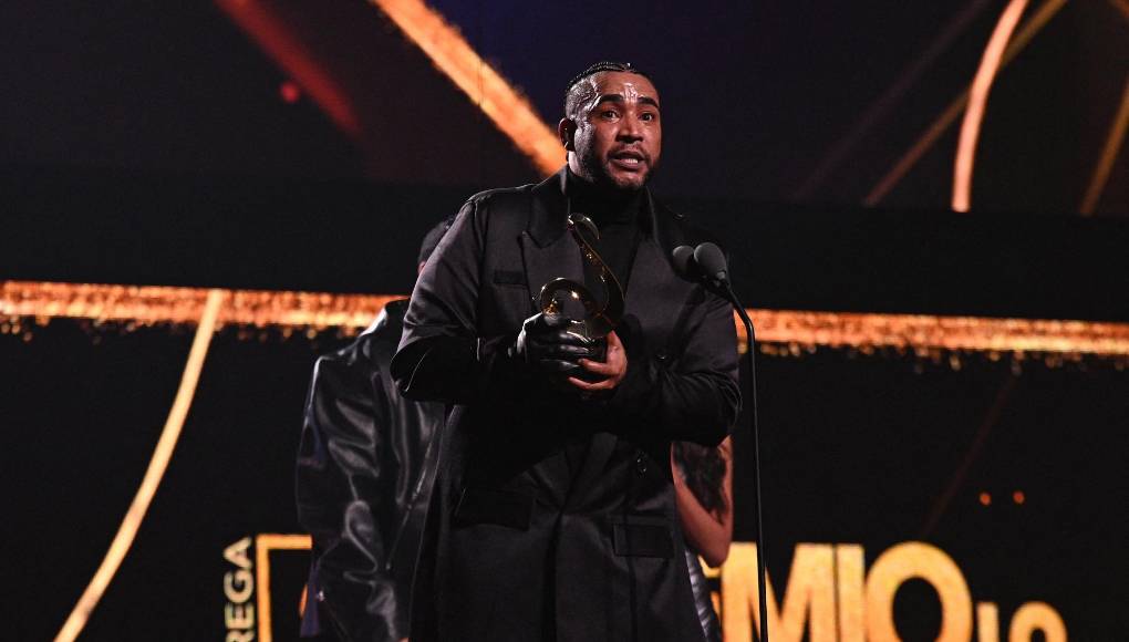 El jueves 22 de febrero en Premios Lo Nuestro, el boricua recibió el premio Ícono Global en honor a su destacada contribución al género urbano; frente a todos, agradeció el reconocimiento y lo dedicó a quienes hacen reguetón. 