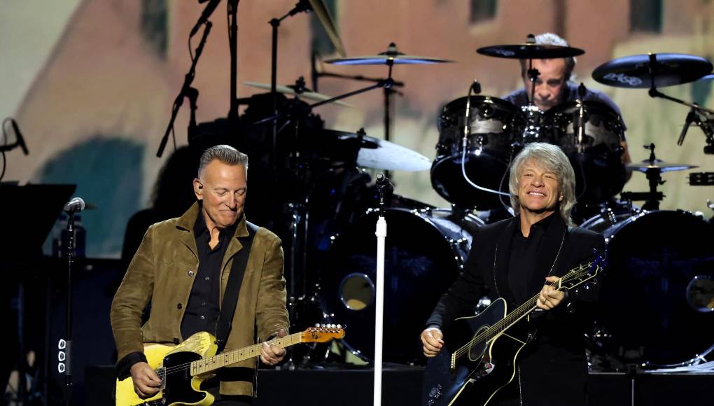 “El jefe” Bruce Springsteen interpretó un apasionante dueto con el rockero Jon Bon Jovi para honrar la distinción a este último artista en una gala previa a los Grammy el viernes anterior. Los dos íconos del rock mantuvieron a una multitud de pie con divertidas interpretaciones del éxito de Bon Jovi “Who Says You Can’t Go Home” y “The Promised Land” de Springsteen.