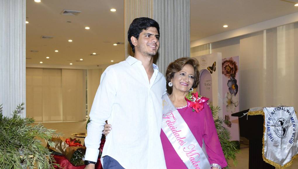 Uno de los nietos de Mary Handal leyó su trayectoria, resaltando su espíritu de superación y su amor incondicional para con su familia y demás seres queridos. 