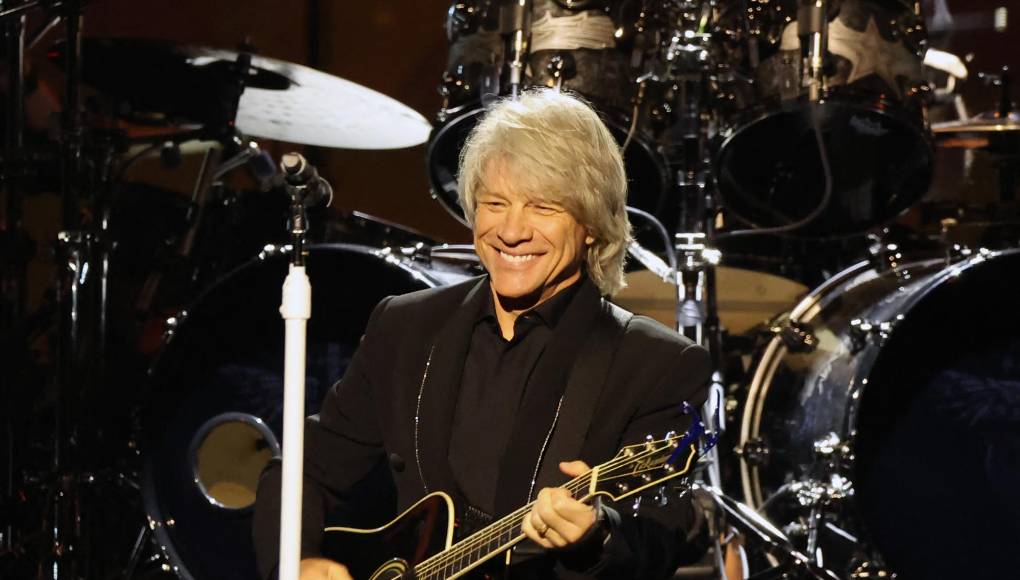 “Cada vez que toco mi guitarra, recuerdo que tengo un mejor amigo para toda la vida. Ese instrumento jamás te decepcionará”, dijo Jon Bon Jovi. “No importa si tienes ocho o 80 años, si juegas en una habitación o en el estadio local”, puntualizó.