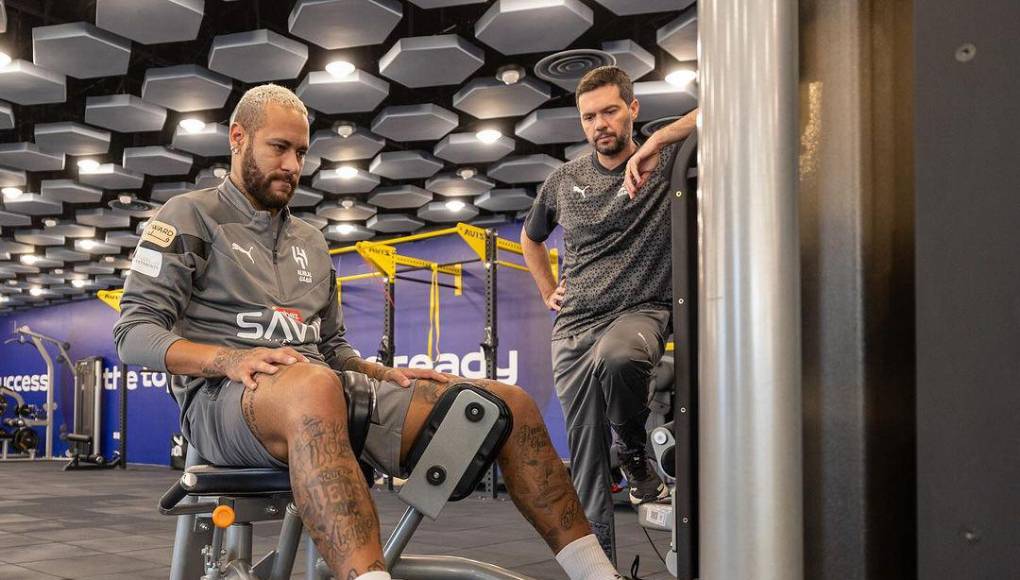 Neymar por su parte, se mantiene entrenando, ya que tiene como meta estar para la Copa América con la Selección de Brasil que arranca en junio. 