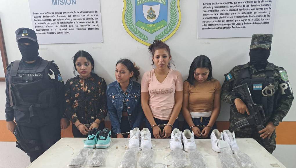 A las jóvenes les decomisaron ocho envoltorios de proximadamenre 7 libras de marihuana. 611 lempiras, un celyulary cuatro pares de tenis.