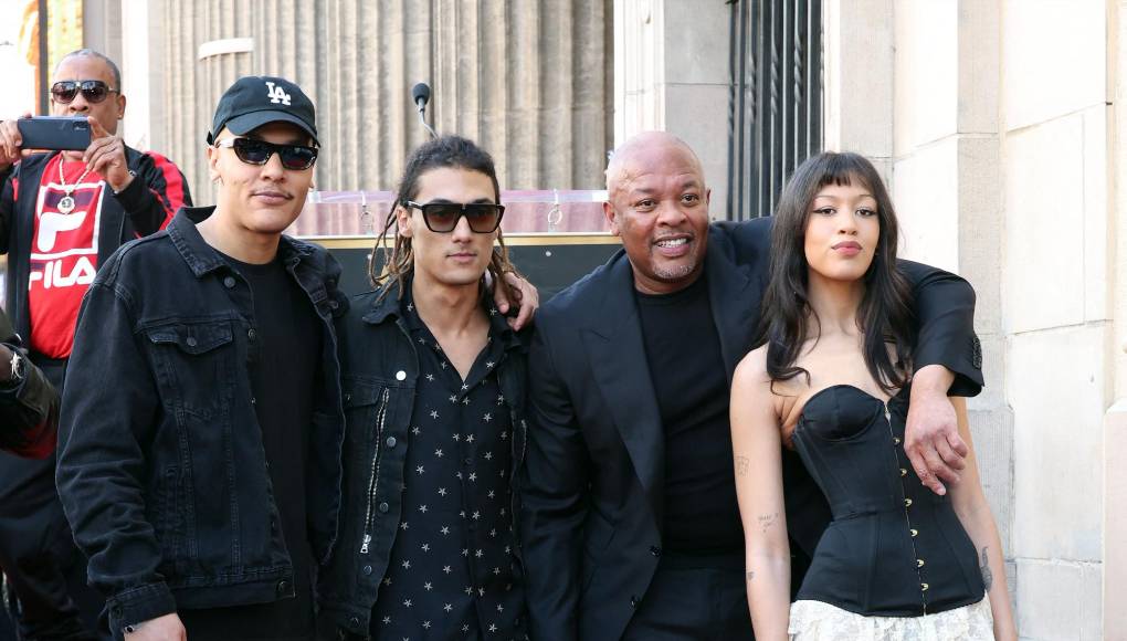 Para tan importante día, el artista contó con la compañía de Truice Young, Tyler Young, y Truly Young.