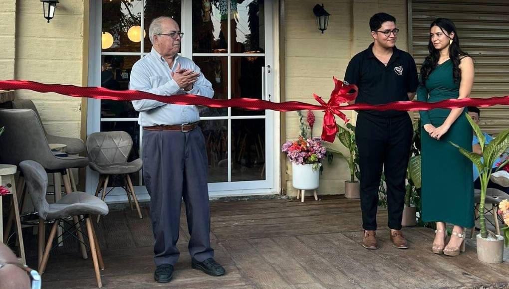 Keyla Raquel y Orlando Josué Rodríguez son dos emprendedores que hace unas semanas cumplieron su sueño de abrir la primera cafetería en El Zapotal, donde han vivido desde que tenían 2 años de edad.