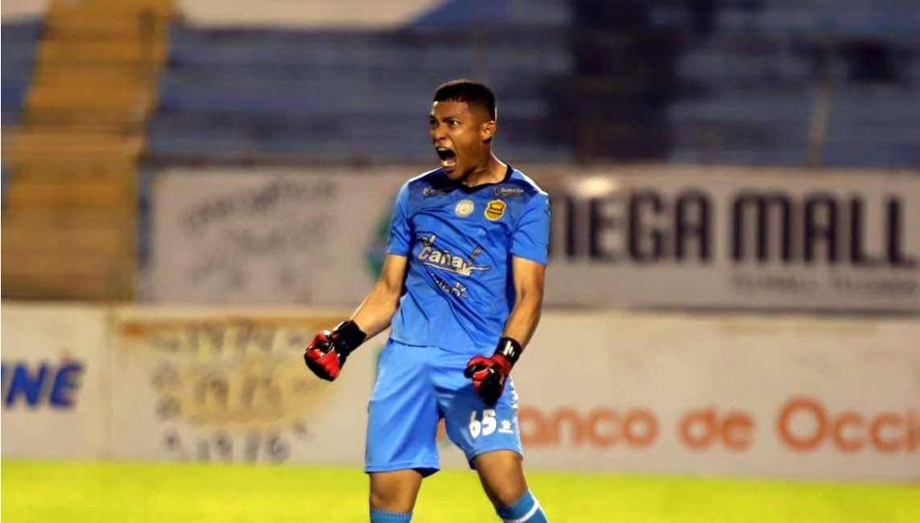 Onan Rodríguez celebró de manera eufórica el penal fallado por Marcelo Canales.