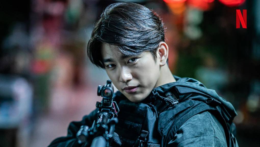 Jinyoung es otro integrante del grupo GOT7 que será dado de baja del ejército, en su caso será el 7 de noviembre. Como actor uno de sus personajes más famoso es el de Babi de la serie “Yumi’s Cells”.Jinyoung ha protagonizado las series Renacido rico, El Juez diabólico, Cuando florce mi amor, entre otros.