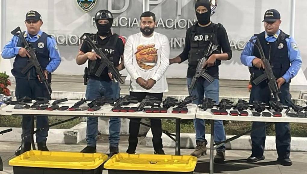 Brayan Enrique Medina Carrasco fue presentado este miércoles junto con el arsenal que le decomisaron.