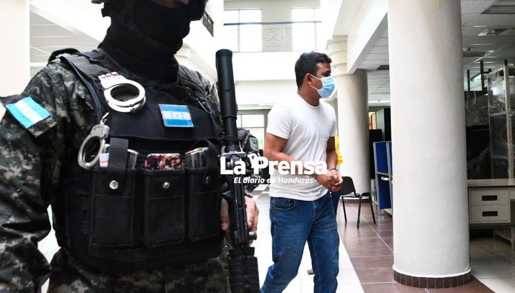 Allí, violentamente ingresaron, agredieron al dueño de la casa y lo interrogaron sobre dinero, drogas y armas, sustrayéndole varios objetos de valor. Tras más de tres horas retenido, los policías exigieron al hombre una suma considerable de dinero para liberarlo, amenazándolo con fabricar pruebas en su contra si no accedía. Finalmente, lo llevaron a las instalaciones de la DPI en San Pedro Sula, donde presentaron informes de investigación falsos y lo señalaron como miembro de una estructura criminal, colocándole bolsas de droga y un arma de fuego.