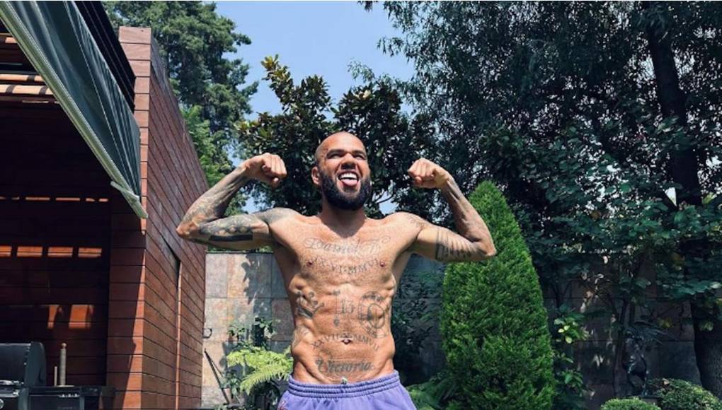 El futbolista pagó una fianza de un millón de euros para quedar en libertad provisional a la espera de que su condena por cuatro años y seis meses por abusar sexualmente de una joven quede firme y, por el momento, permanece recluido en su domicilio personal, localizado en el municipio español de Esplugues de Llobregat.