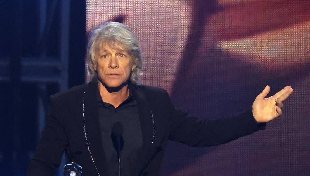 Al aceptar el premio, Bon Jovi saludó a su amigo The Boss, incluso reconociendo la muerte de la madre de Springsteen a principios de esta semana. “Él quería estar aquí esta noche por mí y te estaré eternamente agradecido”, le dijo Bon Jovi, de 61 años, a Springsteen.