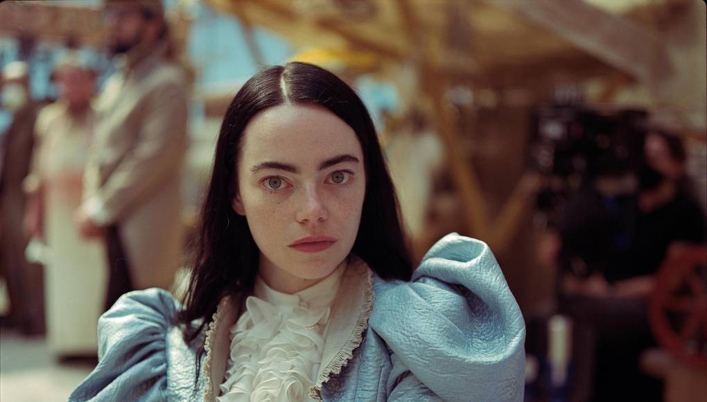 En cambio Stone, la musa del director griego Yorgos Lanthimos, da vida a Bella Baxter, una especie de Frankenstein creada a partir del trasplante de un cerebro de bebé al cuerpo de una mujer adulta. Su actuación ha sido celebrada por la atinada corporalidad infantil que adoptó para el papel y la fuerza interpretativa para encarnar a una mujer que no se rige por ninguna norma social. 