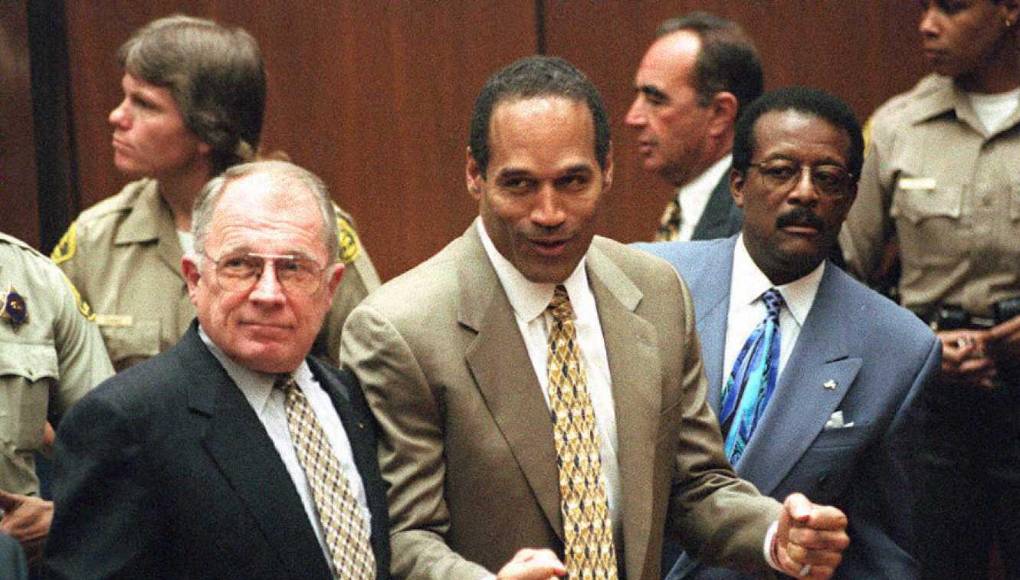 O.J. <b>Simpson</b>, fallecido a los 76 años, será recordado como la estrella del fútbol americano que fue juzgada y absuelta por el asesinato de su exesposa, un veredicto que no evitó que cayera en desgracia.