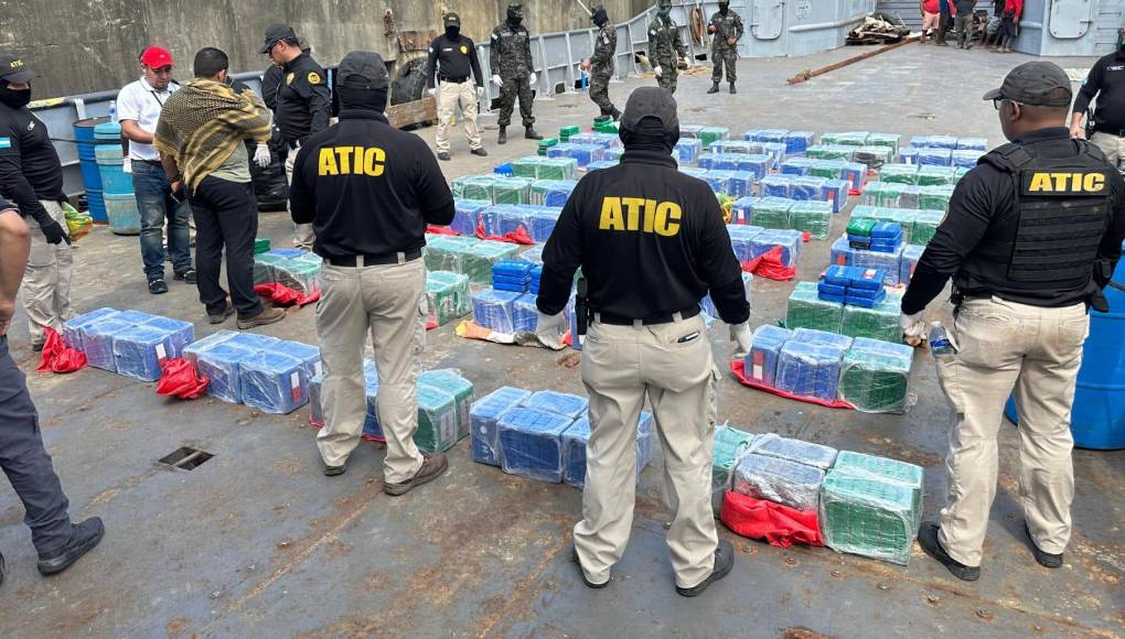 En Puerto Castilla técnicos en procesamiento de la escena del crimen de la Atic trabajaron en la inspección general de las lanchas bajo registro U-1808491 y Sea Lean II.