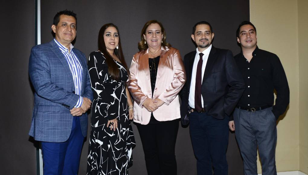 La celebración navideña fluyó al compás de la amistad y la buena relación entre profesionales de la inmobiliaria. 