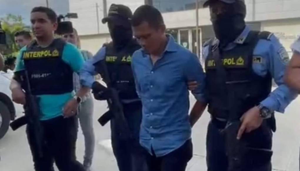 Durante la captura, la Policía decomisó memorias USB, dos microchips, un teléfono celular, entre otros dispositivos, los cuales serán analizados en un laboratorio videoforense de la DPI. 