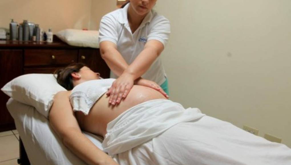 El masaje prenatal calma a la madre y al bebé