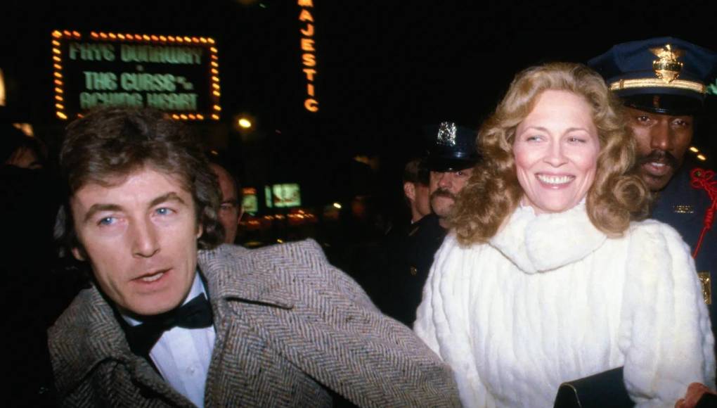 “Eran las 5 de la madrugada y Terry no quería una foto típica de la actriz sosteniendo el Óscar”, así que la llevó a la piscina del mítico hotel Beverly Hills, donde la inmortalizó con sus pies sobre los periódicos que anunciaban su victoria en los Óscar.