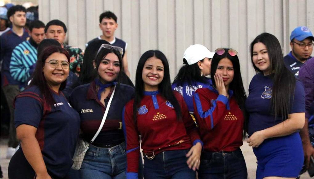 Un grupo de guapas aficionadas del Motagua llegaron al estadio Carlos Miranda de Comayagua para apoyar a su equipo ante el Génesis.