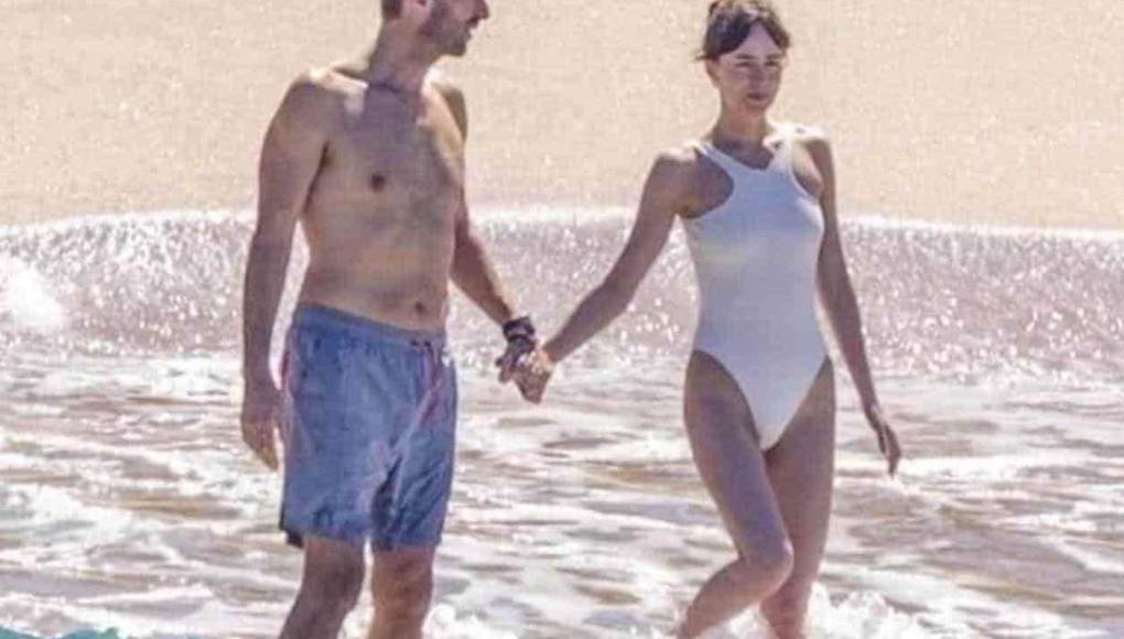 Fuentes cercanas a la actriz aseguran que decidió viajar a México para tratar de no hacer caso a los malos comentarios de la película, pues hace unos días. 