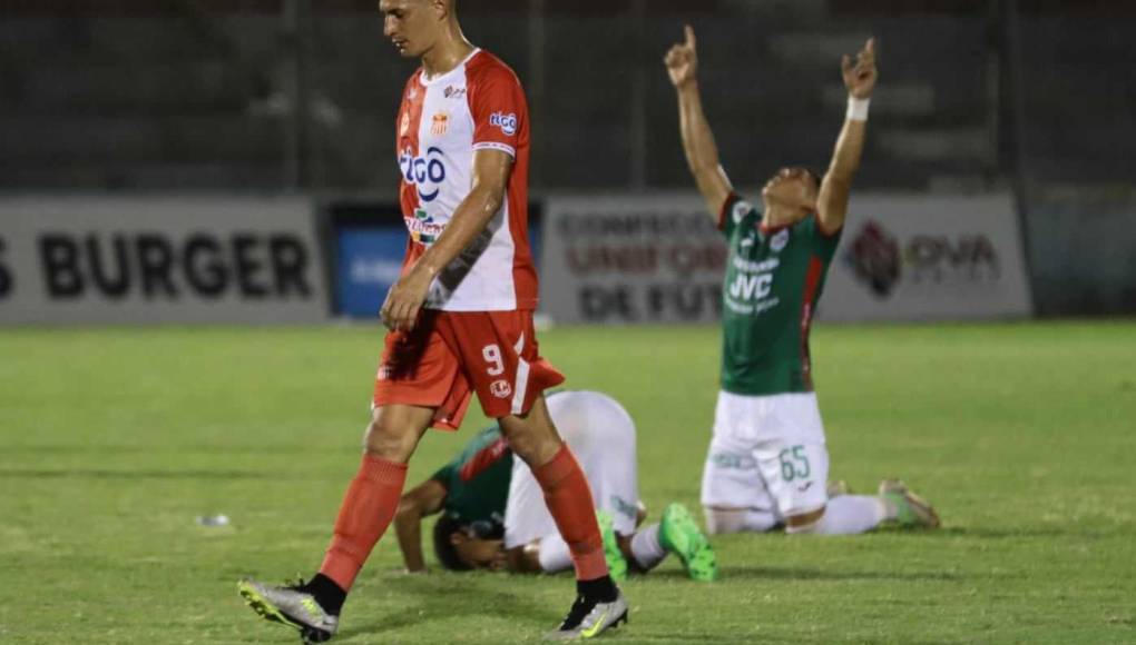 La tristeza y decepción de los jugadores del Vida tras una nueva derrota en el Torneo Clausura 2024 que los complica en la lucha por el no descenso. 