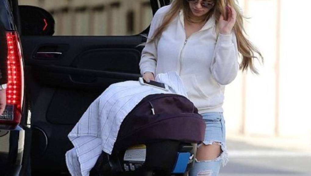 Briana Jungwirth presenta a su bebé