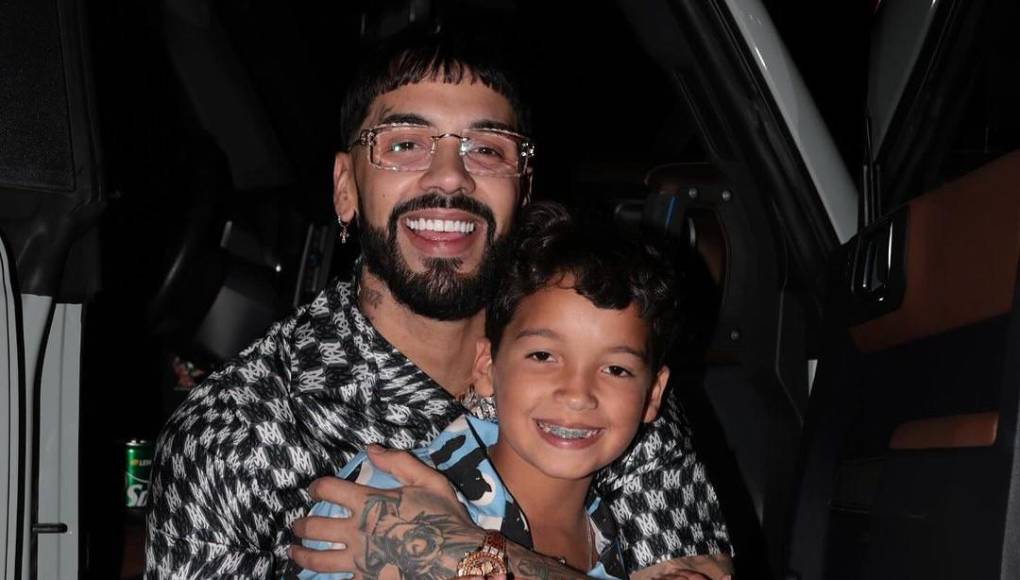 Emmanuel Gazmey Santiago, mejor conocido en la industria musical como Anuel AA, es un cantante puertorriqueño del género urbano que se ha visto envuelto en varias polémicas, entre ellas, el supuesto abandono hacia sus hijos Pablo, Gianella y Cattleya. 
