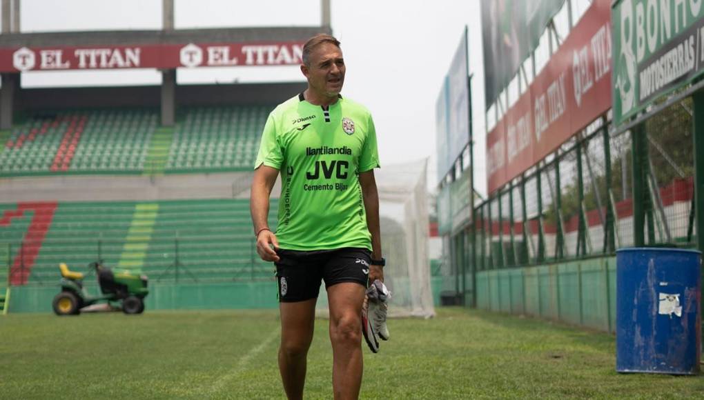 ¿Es cábala? Hernán ‘La Tota’ Medina se dejó ver caminando descalzo sobre el césped del Yankel.