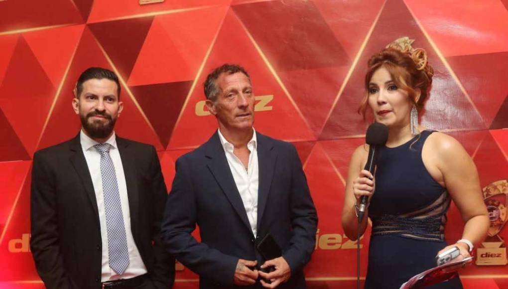 En la antesala de la premiación, el estratega del Olimpia se mostró muy emocionado por estar nuevamente nominado. 