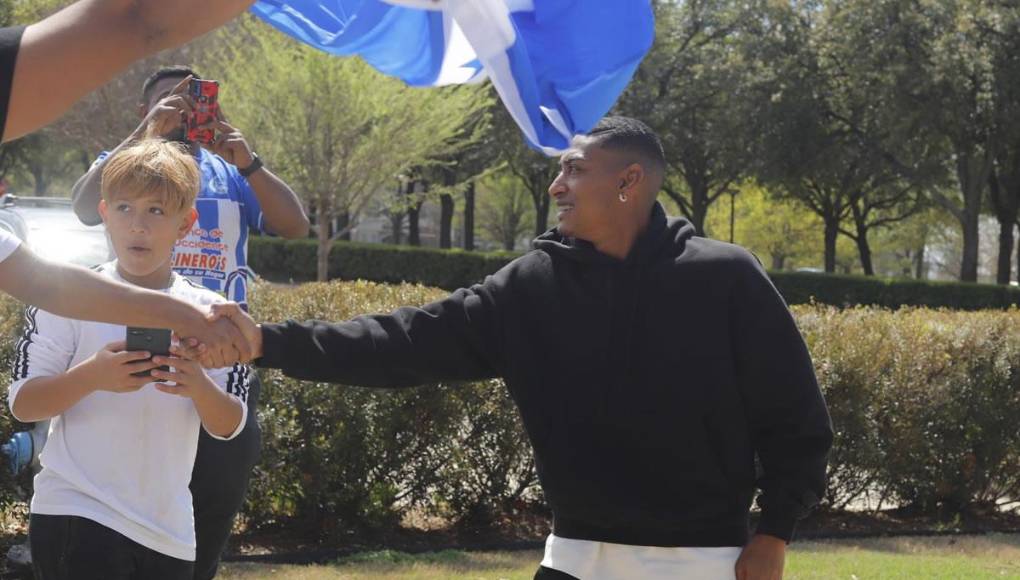 Joseph Rosales saludó a los aficionados hondureños que se hicieron presente en el hotel de concentración de la Bicolor.