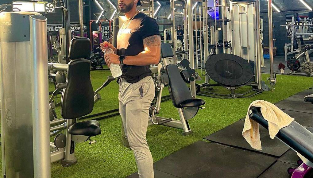 El defensa de los Potros se ha robado las miradas con su físico bien trabajado y también por su carisma.