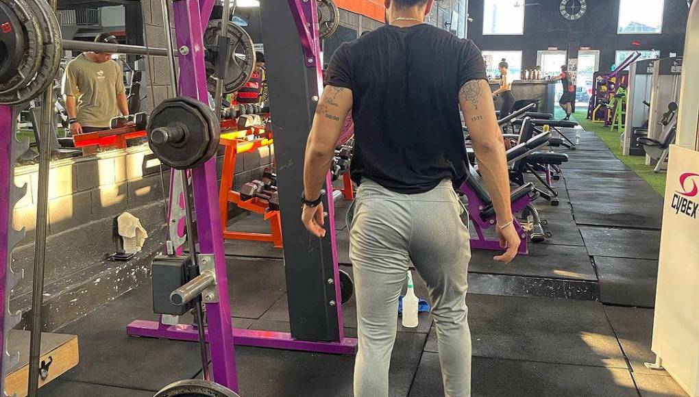 Asimismo, comparte su pasión en el gimnasio y su lado más humano en compañía de sus familiares. 