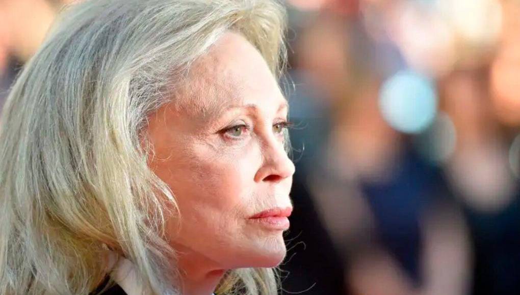 En el comienzo del documental se ve claramente el temperamento de la actriz, que da más órdenes que el director y que cambia de posición varias veces en el sofá de su casa hasta que encuentra en encuadre adecuado.