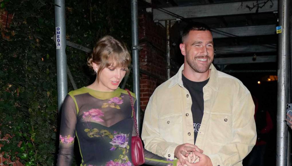 La pareja de novios Taylor Swift y Travis Kelce estan en la lista de invitados en la Met Gala.
