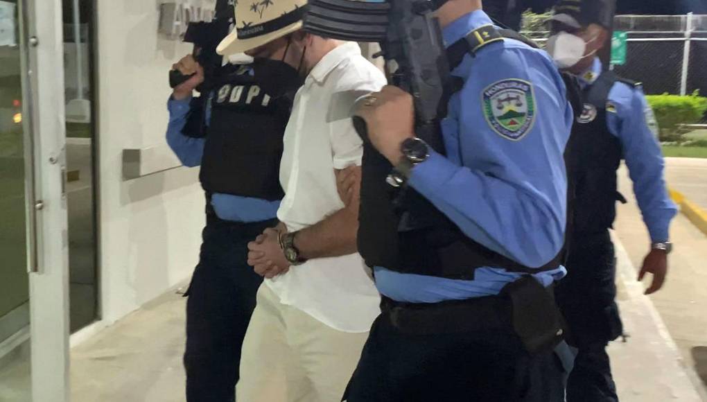 Por esa suplantación de nombre, andar documentos falsos y haberle ofrecido dinero a los agentes para dejarlo en libertad y el quebrantamiento de la condena fue nuevamente condenado en junio de 2023.