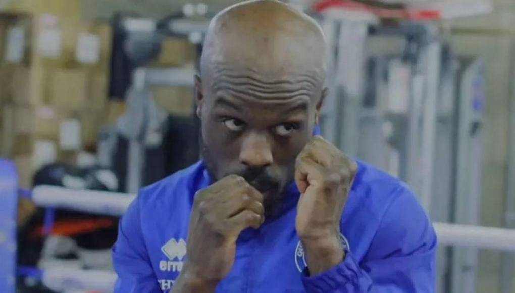 El árbitro comenzó la cuenta atrás por nocaut, pero rápidamente se dio cuenta de la gravedad de la situación del boxeador británico.