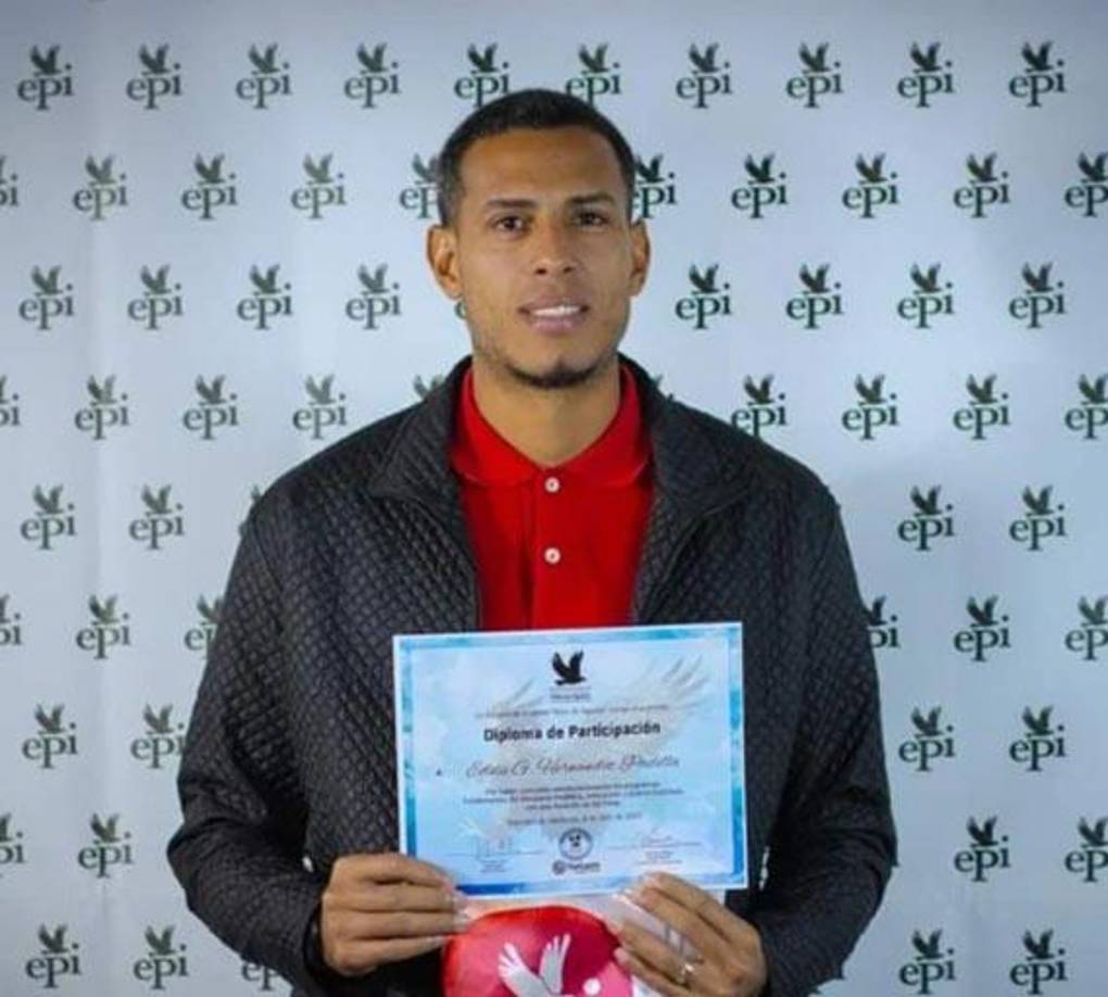 Eddie Hernández sorprenió predicar la palabra de Dios en el Ministerios Ríos de Agua Viva.