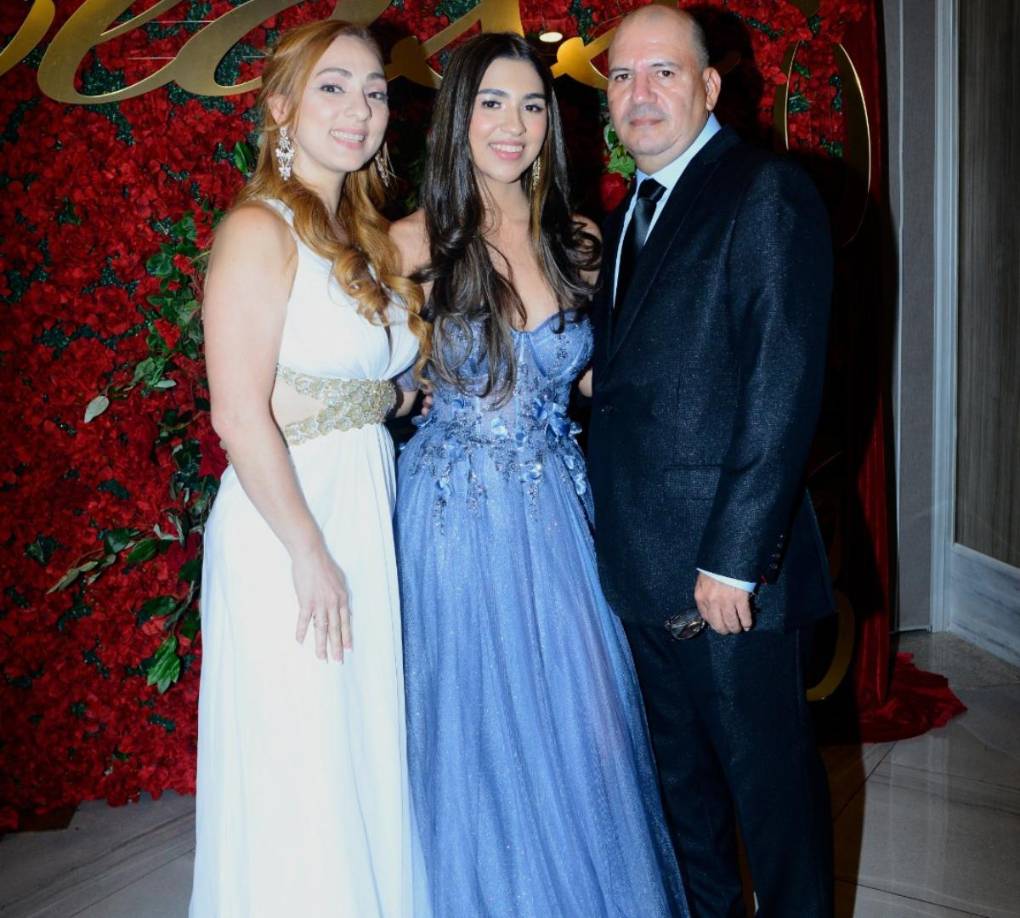 Karen Orellana con Karen y Hugo Pagoaga. 