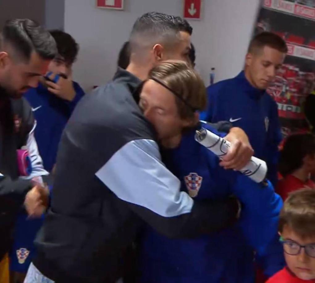 Asimismo, otro de los momentos que destacaron en la previa del Portugal-Croacia fue el gran abrazo entre Cristiano Ronaldo y Luka Modric. 