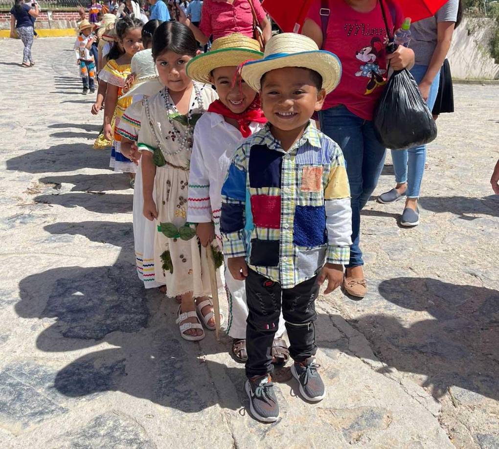 También los pequeños del jardín de niños Rafaela Huete desfilaron y realizaron actos alusivos. 
