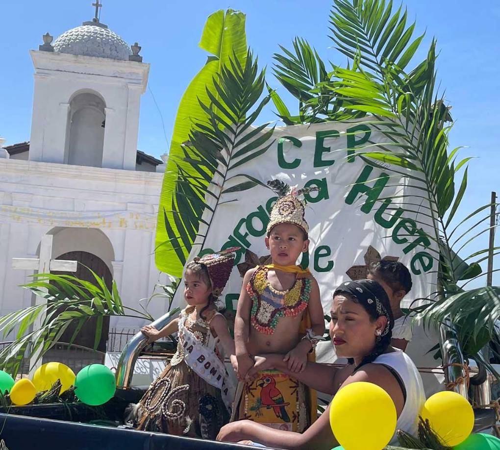 Cada nivel tuvo su India Bonita quienes se llevaron los aplausos por sus vestidos confeccionados con creatividad y dedicación.