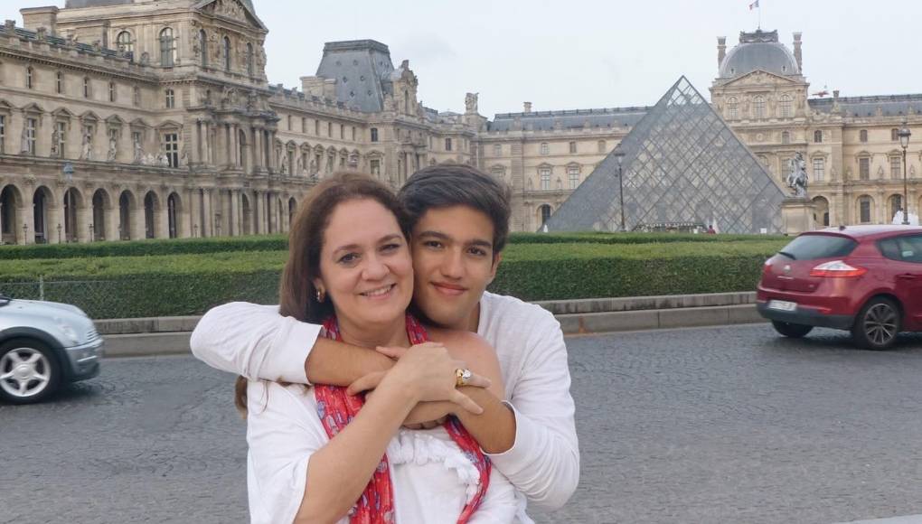 La ahora exdirectora de Miss Nicaragua fue acusada dos semanas después de que la nicaragüense Sheynnis Palacios fuera elegida como Miss Universo 2023 y que la población lo celebrara de forma espontánea y masiva en las calles del país, pese a una prohibición oficial de manifestarse en la vía pública. El esposo y el hijo de Celebertti regresaron a Nicaragua un día después del certamen de belleza, el 19 de noviembre y fueron detenidos días después por la Policía, que los calificó además de “traidores” y “apátridas”.