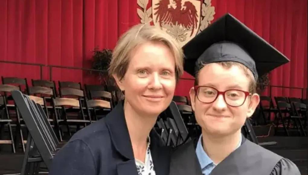 Samuel Joseph Mozes - Hijo de Cynthia Nixon. La actriz estadounidense, conocida por su papel en la serie “Sex and the City”, ha sido un ejemplo, pues desde un comienzo ha apoyado a su hijo en la transición, apoyando a la comunidad LGBTI+ en muchas de sus publicaciones deja ver el amor y apoyo total hacia su hijo. 